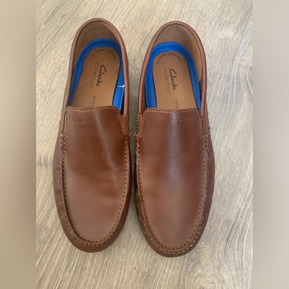 Men’s BARELY WORN leather loafers from Clarks.